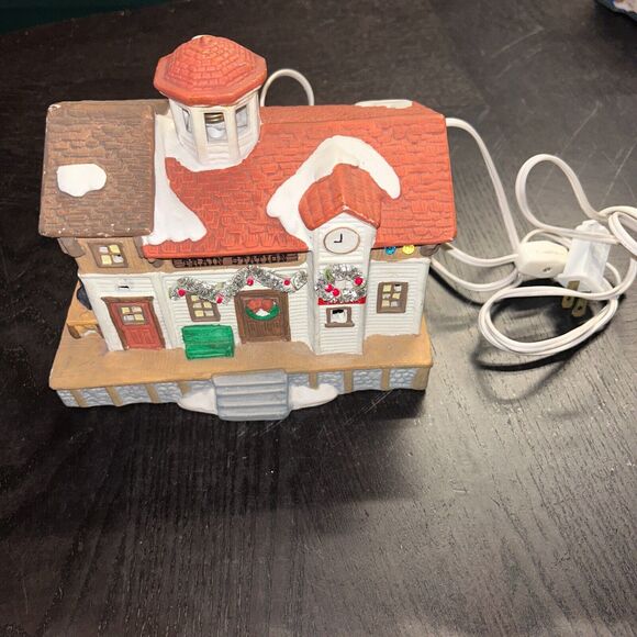 Noma Dickensville Collectibles Porcelain Lighted Train Station 1995 Tested Works - Picture 1 of 6
